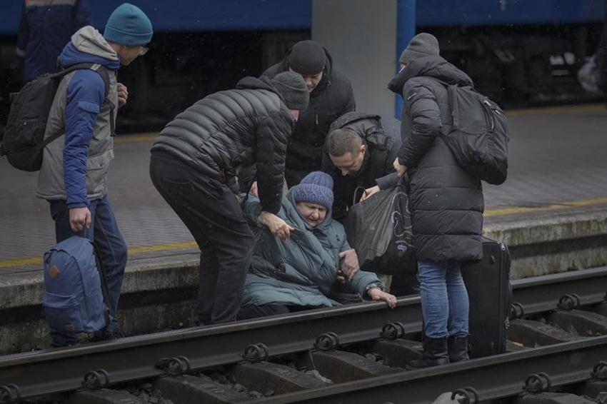Savaş en çok sivilleri vurdu! Kiev'de acı veda! Gözyaşları sel oldu