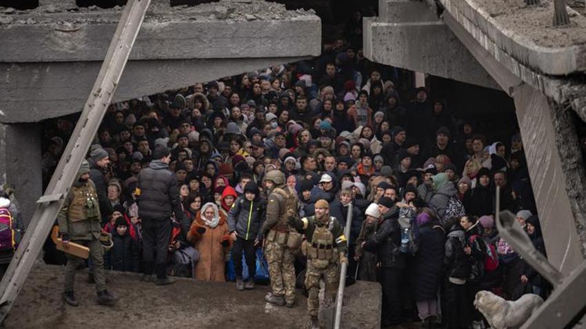 Ukrayna ordusu Rus ilerleyişini kırmak için havaya uçurdu! Kiev'deki İrpin Köprüsü’nde insanlık dramı...