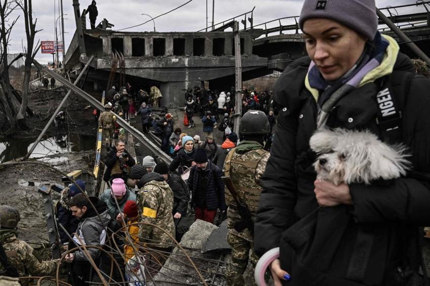Ukrayna ordusu Rus ilerleyişini kırmak için havaya uçurdu! Kiev'deki İrpin Köprüsü’nde insanlık dramı...