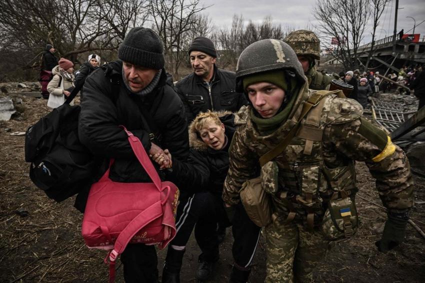 Ukrayna ordusu Rus ilerleyişini kırmak için havaya uçurdu! Kiev'deki İrpin Köprüsü’nde insanlık dramı...