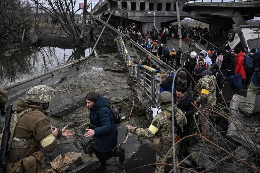Ukrayna ordusu Rus ilerleyişini kırmak için havaya uçurdu! Kiev'deki İrpin Köprüsü’nde insanlık dramı...