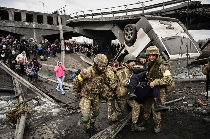 Ukrayna ordusu Rus ilerleyişini kırmak için havaya uçurdu! Kiev'deki İrpin Köprüsü’nde insanlık dramı...