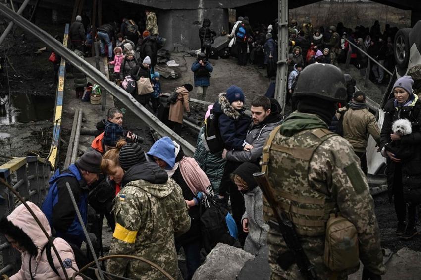 Ukrayna ordusu Rus ilerleyişini kırmak için havaya uçurdu! Kiev'deki İrpin Köprüsü’nde insanlık dramı...