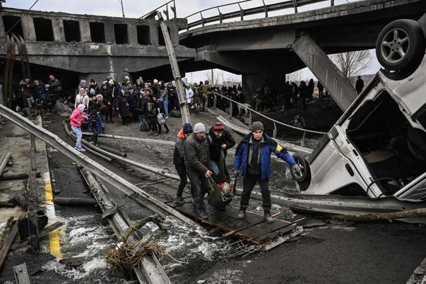 Ukrayna ordusu Rus ilerleyişini kırmak için havaya uçurdu! Kiev'deki İrpin Köprüsü’nde insanlık dramı...