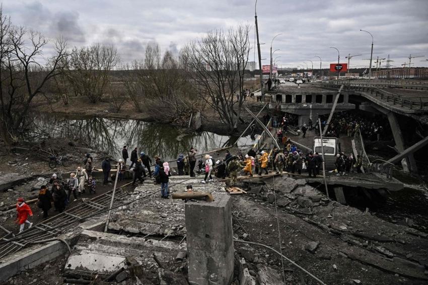 Ukrayna ordusu Rus ilerleyişini kırmak için havaya uçurdu! Kiev'deki İrpin Köprüsü’nde insanlık dramı...