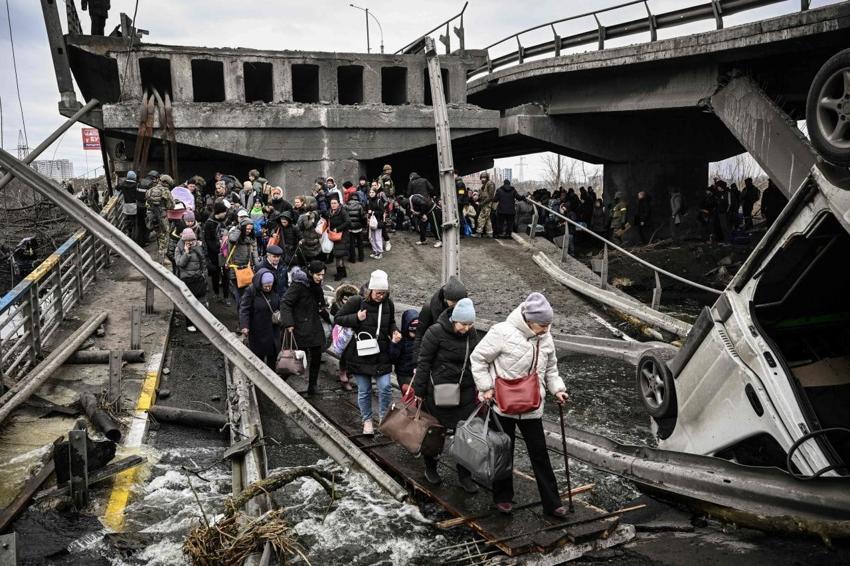 Ukrayna ordusu Rus ilerleyişini kırmak için havaya uçurdu! Kiev'deki İrpin Köprüsü’nde insanlık dramı...