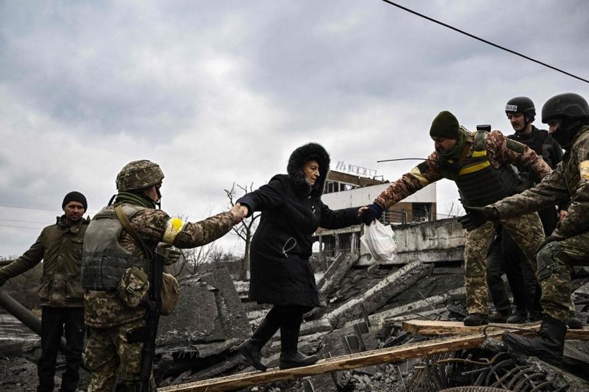 Ukrayna ordusu Rus ilerleyişini kırmak için havaya uçurdu! Kiev'deki İrpin Köprüsü’nde insanlık dramı...