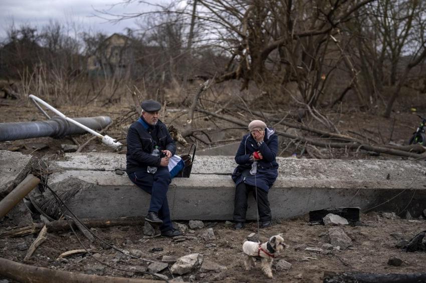 Ukrayna ordusu Rus ilerleyişini kırmak için havaya uçurdu! Kiev'deki İrpin Köprüsü’nde insanlık dramı...