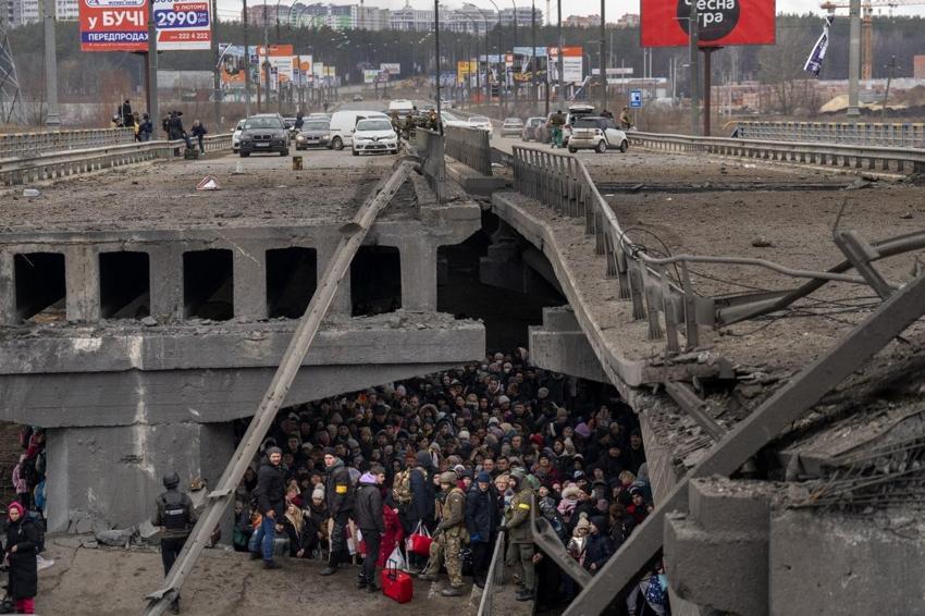 Ukrayna ordusu Rus ilerleyişini kırmak için havaya uçurdu! Kiev'deki İrpin Köprüsü’nde insanlık dramı...