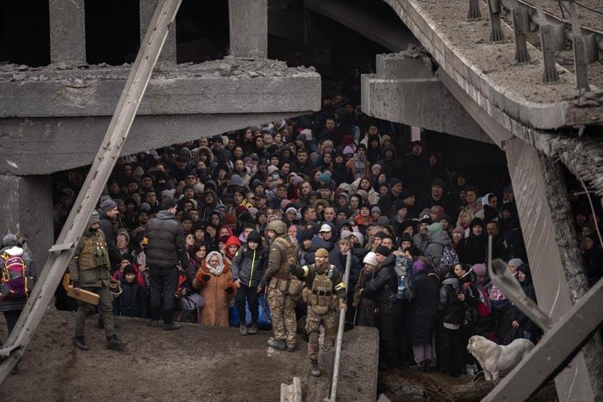 Ukrayna ordusu Rus ilerleyişini kırmak için havaya uçurdu! Kiev'deki İrpin Köprüsü’nde insanlık dramı...