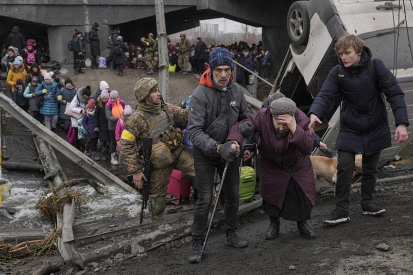 Ukrayna ordusu Rus ilerleyişini kırmak için havaya uçurdu! Kiev'deki İrpin Köprüsü’nde insanlık dramı...