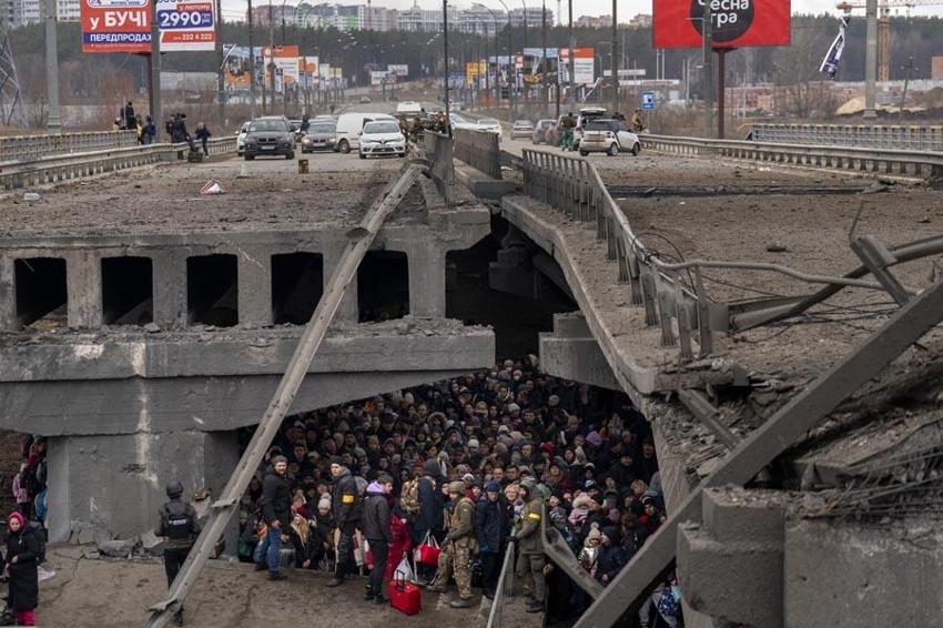 Ukrayna ordusu Rus ilerleyişini kırmak için havaya uçurdu! Kiev'deki İrpin Köprüsü’nde insanlık dramı...