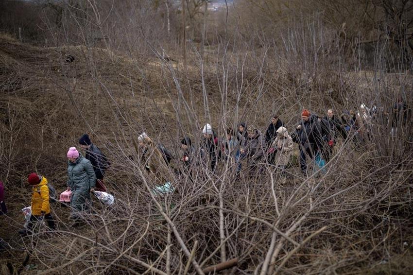 Ukrayna ordusu Rus ilerleyişini kırmak için havaya uçurdu! Kiev'deki İrpin Köprüsü’nde insanlık dramı...