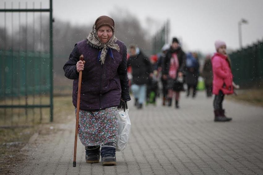 Ukrayna ordusu Rus ilerleyişini kırmak için havaya uçurdu! Kiev'deki İrpin Köprüsü’nde insanlık dramı...