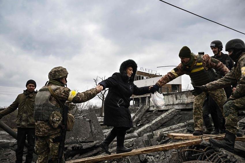 Ukrayna ordusu Rus ilerleyişini kırmak için havaya uçurdu! Kiev'deki İrpin Köprüsü’nde insanlık dramı...