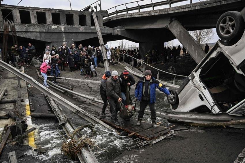 Ukrayna ordusu Rus ilerleyişini kırmak için havaya uçurdu! Kiev'deki İrpin Köprüsü’nde insanlık dramı...