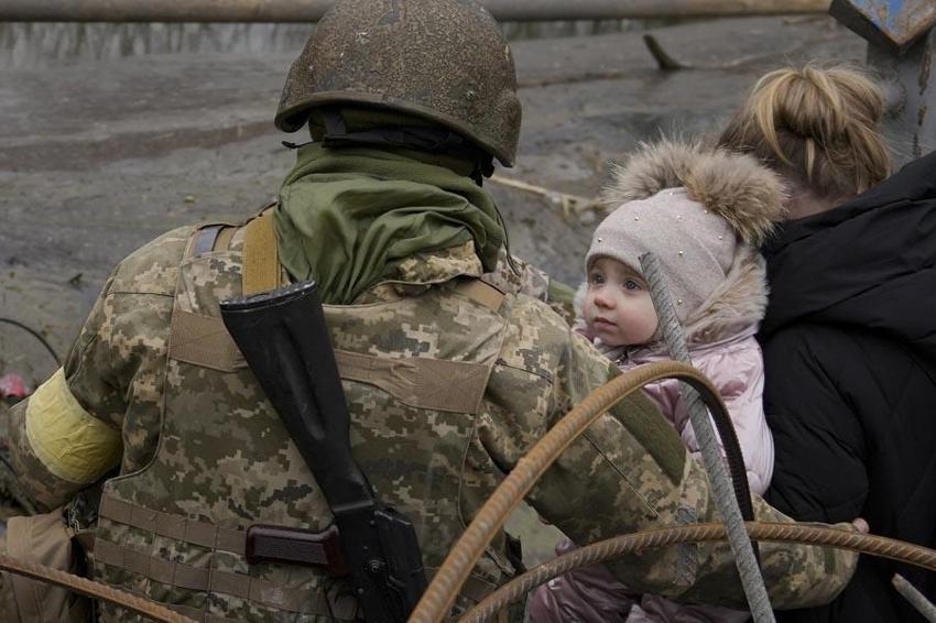Ukrayna ordusu Rus ilerleyişini kırmak için havaya uçurdu! Kiev'deki İrpin Köprüsü’nde insanlık dramı...