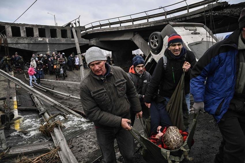 Ukrayna ordusu Rus ilerleyişini kırmak için havaya uçurdu! Kiev'deki İrpin Köprüsü’nde insanlık dramı...