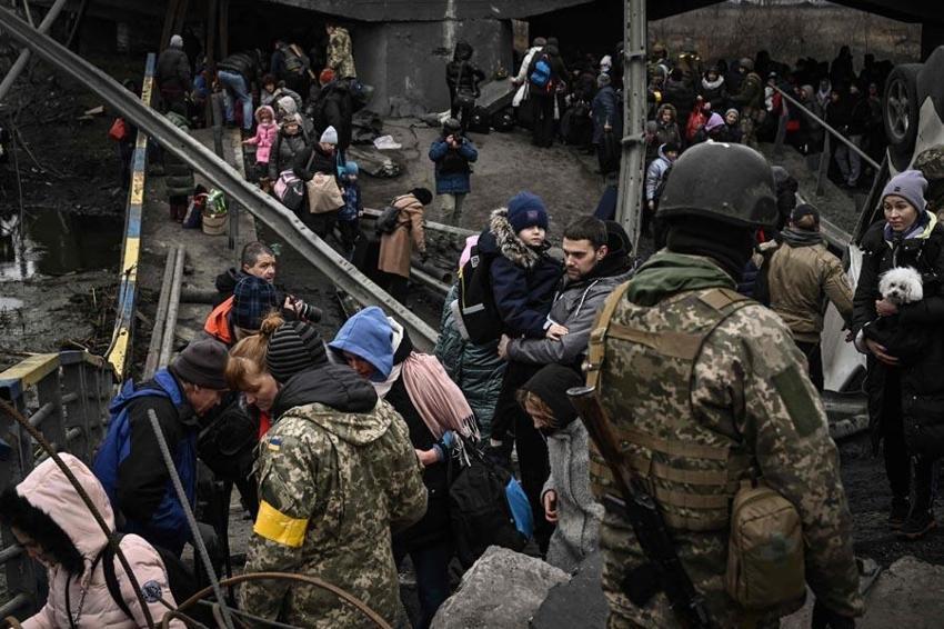 Ukrayna ordusu Rus ilerleyişini kırmak için havaya uçurdu! Kiev'deki İrpin Köprüsü’nde insanlık dramı...