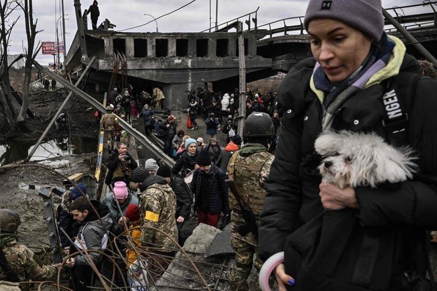 Ukrayna ordusu Rus ilerleyişini kırmak için havaya uçurdu! Kiev'deki İrpin Köprüsü’nde insanlık dramı...