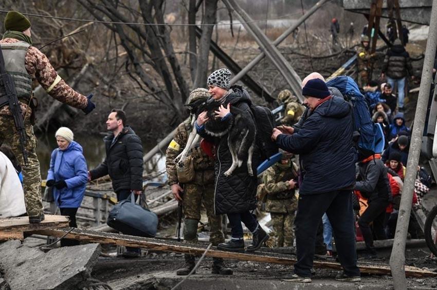 Ukrayna ordusu Rus ilerleyişini kırmak için havaya uçurdu! Kiev'deki İrpin Köprüsü’nde insanlık dramı...
