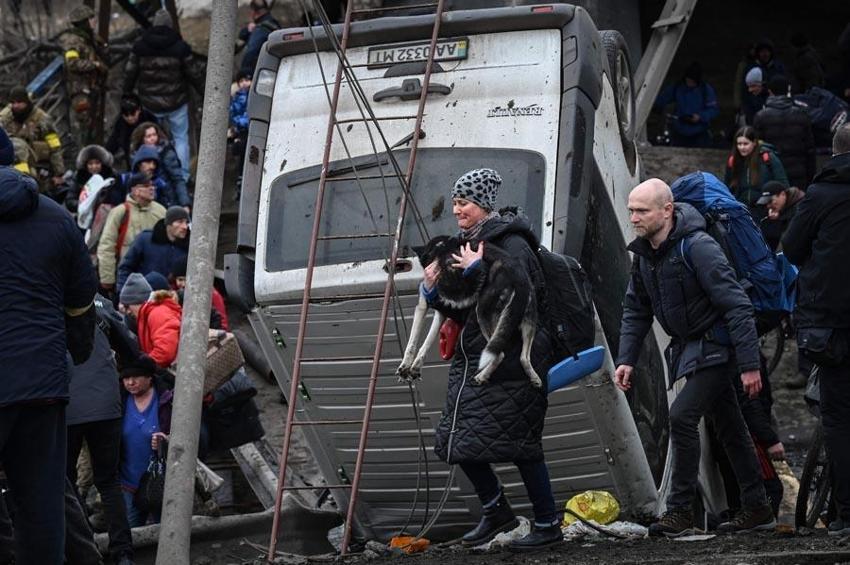 Ukrayna ordusu Rus ilerleyişini kırmak için havaya uçurdu! Kiev'deki İrpin Köprüsü’nde insanlık dramı...