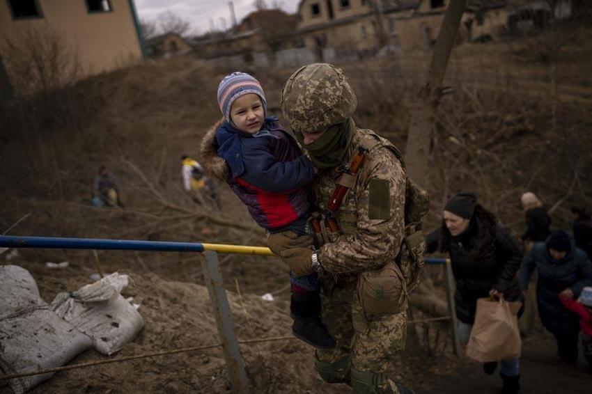 Ukrayna ordusu Rus ilerleyişini kırmak için havaya uçurdu! Kiev'deki İrpin Köprüsü’nde insanlık dramı...