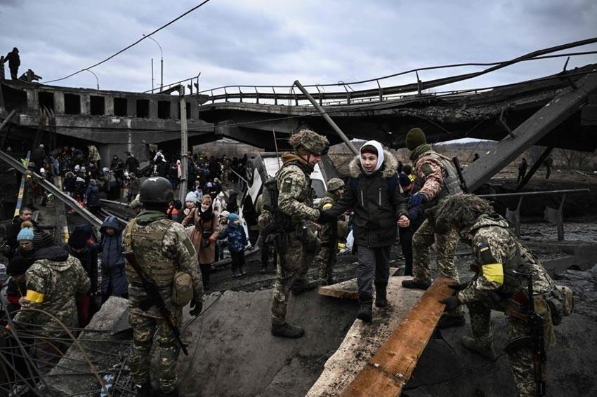 Ukrayna ordusu Rus ilerleyişini kırmak için havaya uçurdu! Kiev'deki İrpin Köprüsü’nde insanlık dramı...