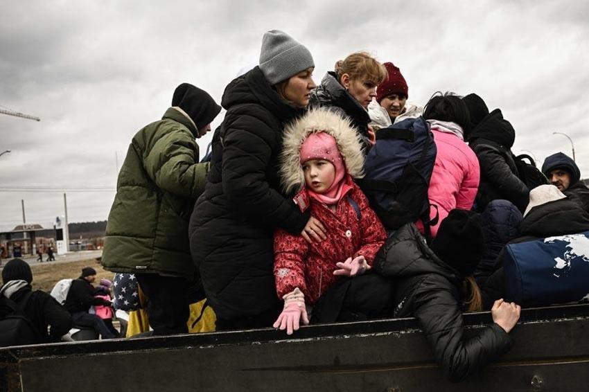 Ukrayna ordusu Rus ilerleyişini kırmak için havaya uçurdu! Kiev'deki İrpin Köprüsü’nde insanlık dramı...