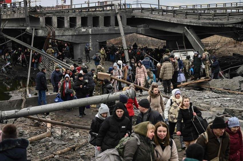 Ukrayna ordusu Rus ilerleyişini kırmak için havaya uçurdu! Kiev'deki İrpin Köprüsü’nde insanlık dramı...