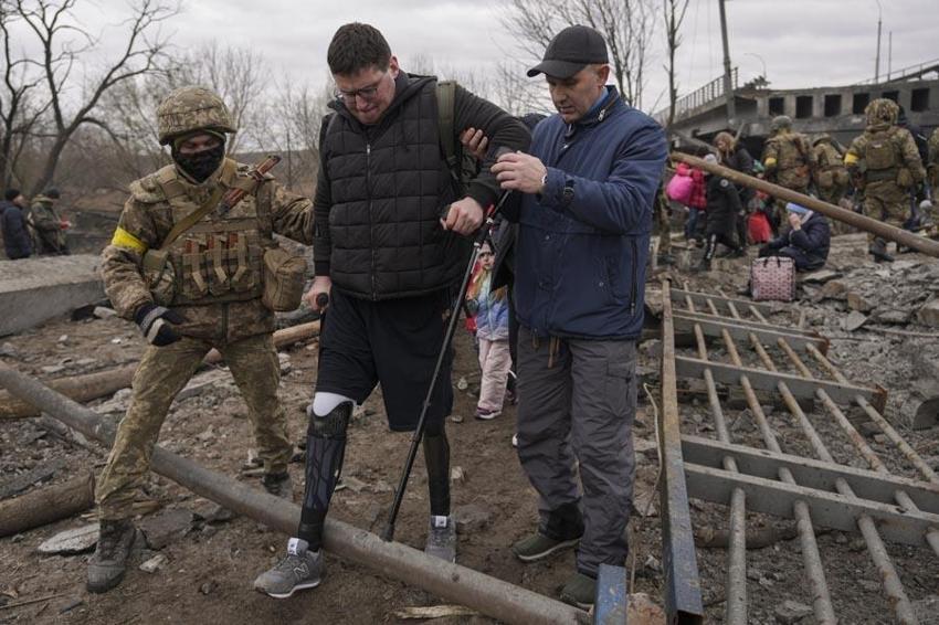 Ukrayna ordusu Rus ilerleyişini kırmak için havaya uçurdu! Kiev'deki İrpin Köprüsü’nde insanlık dramı...
