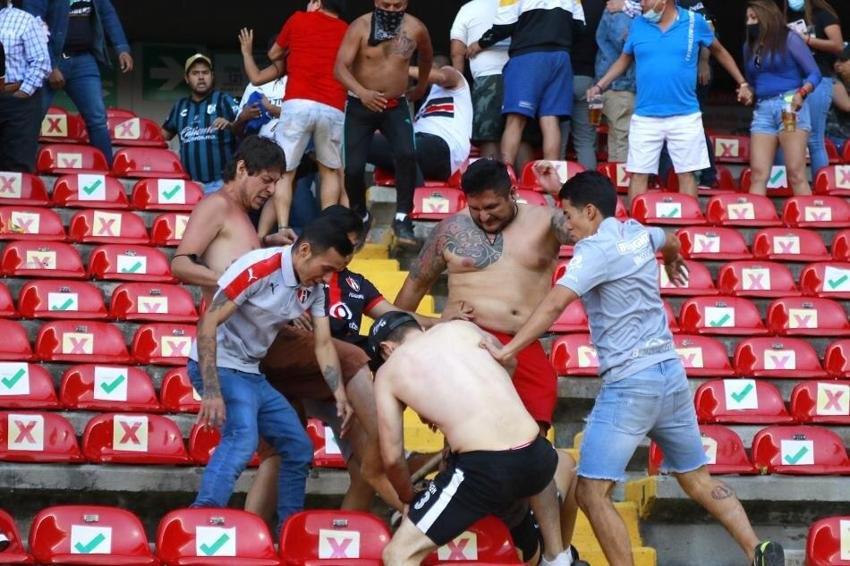 Meksika'da kan donduran görüntüler! Queretaro-Atlas maçında 17 ölü...