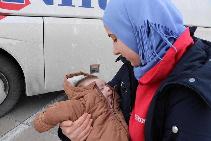 Savaşın kirli yüzü gözlerindeki korkuya yansıdı! Yürek yakan kareler...