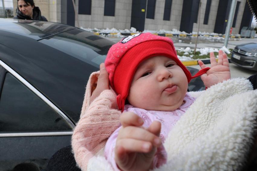Savaşın kirli yüzü gözlerindeki korkuya yansıdı! Yürek yakan kareler...