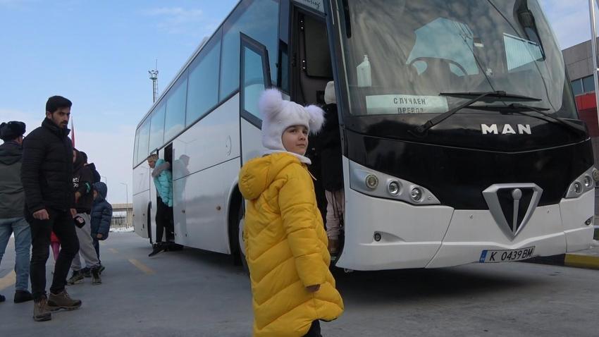 Savaşın kirli yüzü gözlerindeki korkuya yansıdı! Yürek yakan kareler...