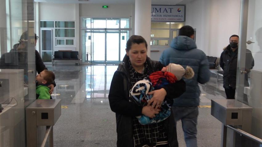 Savaşın kirli yüzü gözlerindeki korkuya yansıdı! Yürek yakan kareler...