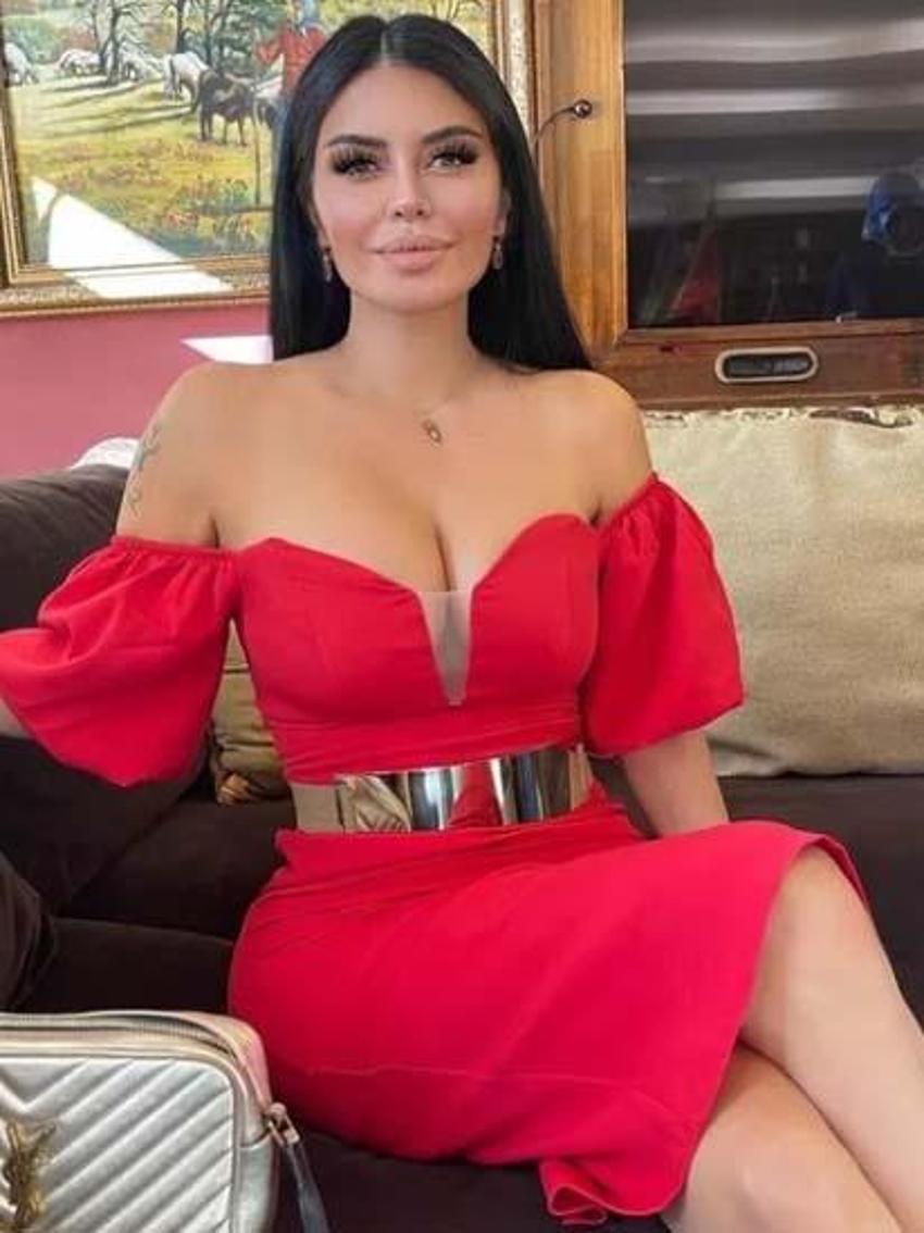 Ebru Polat dekolteli pozunu paylaştı! 'Ne izlediğime inanamazsınız'