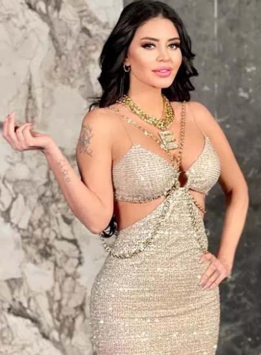 Ebru Polat dekolteli pozunu paylaştı! 'Ne izlediğime inanamazsınız'