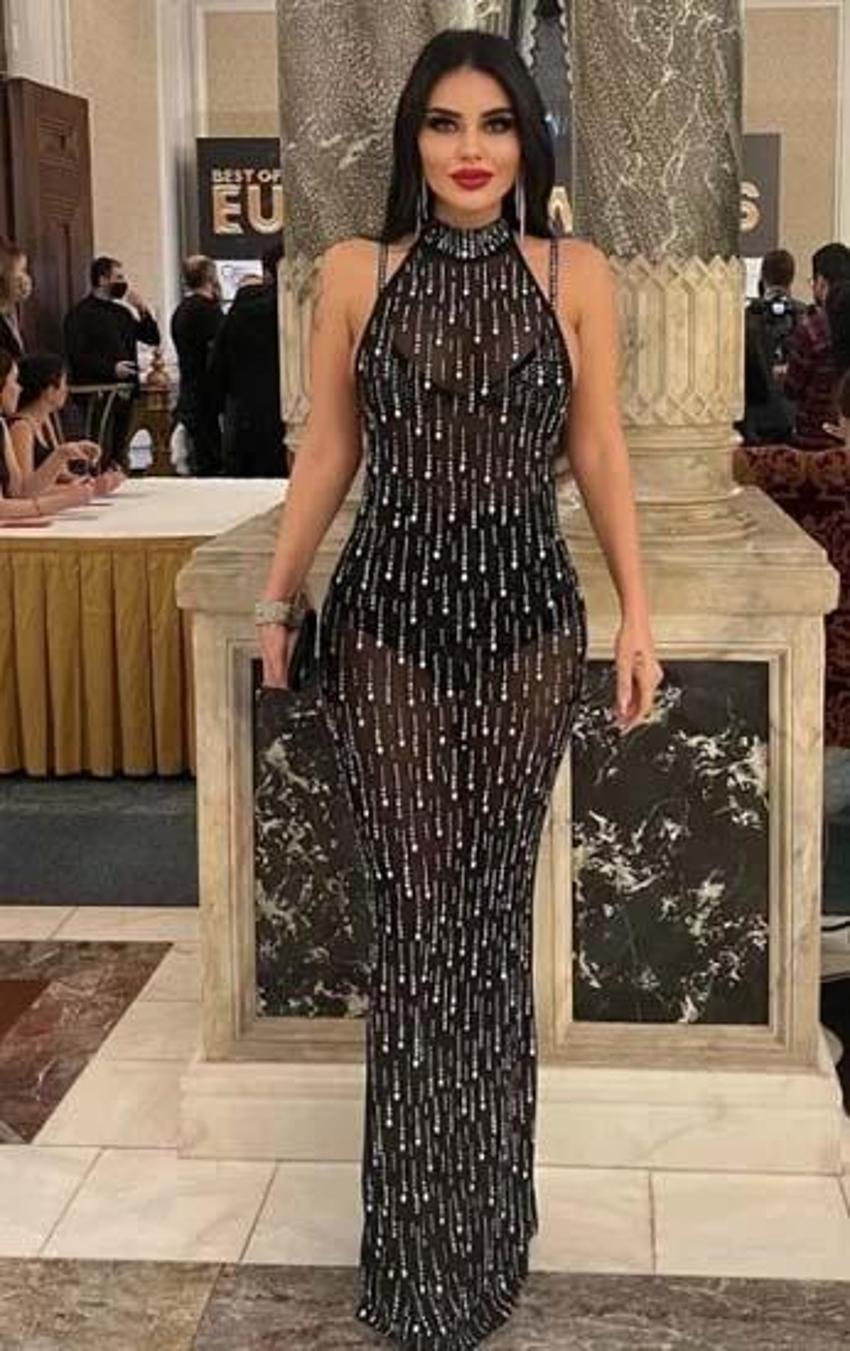 Ebru Polat dekolteli pozunu paylaştı! 'Ne izlediğime inanamazsınız'