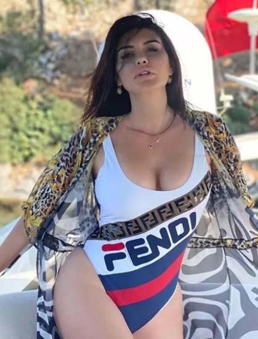 Ebru Polat dekolteli pozunu paylaştı! 'Ne izlediğime inanamazsınız'