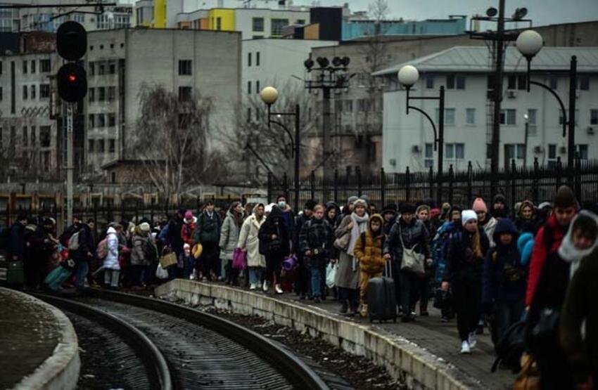 Ukraynalı sivillere Rus kapanı! Lviv tren istasyonunda yürek sızlatan görüntüler 