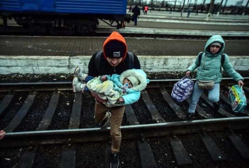 Ukraynalı sivillere Rus kapanı! Lviv tren istasyonunda yürek sızlatan görüntüler 