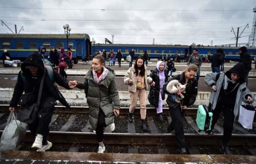 Ukraynalı sivillere Rus kapanı! Lviv tren istasyonunda yürek sızlatan görüntüler 