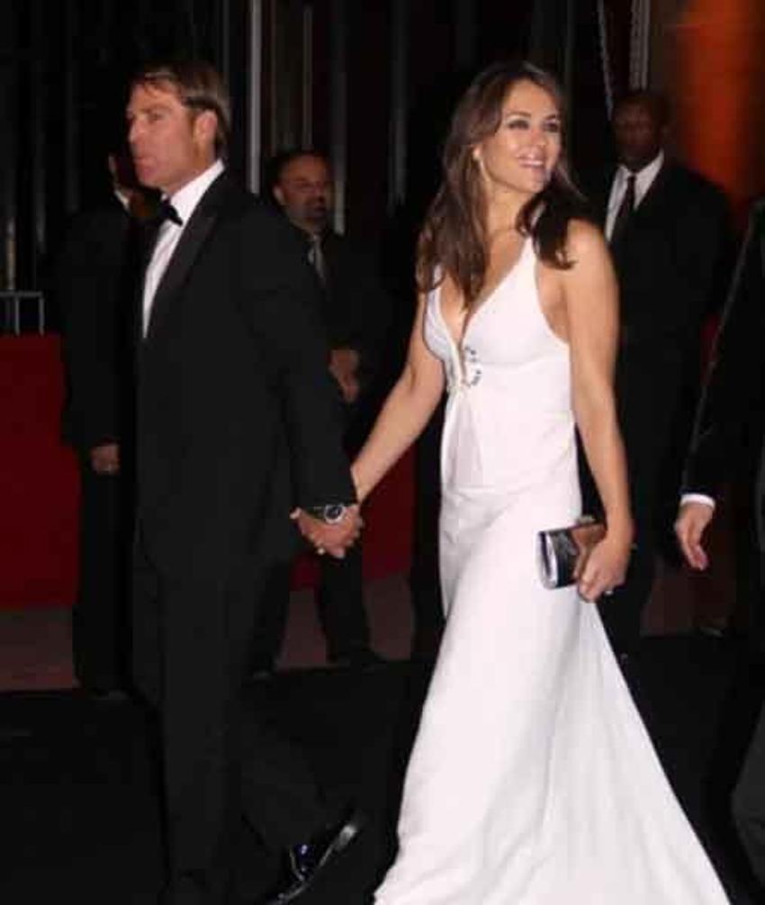 Elizabeth Hurley’den Tayland'da ölen eski sevgilisi Shane Warne’e duygusal veda! 'Huzur içinde yat benim aslan yüreklim'