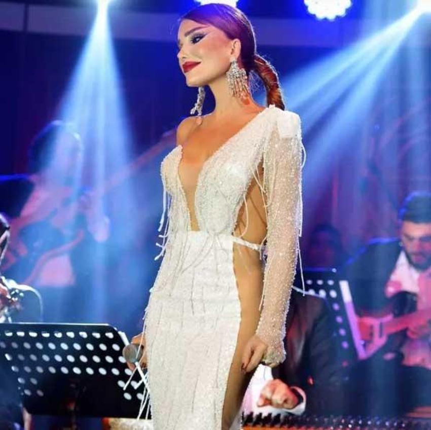 Seren Serengil 'cesur elbise' ile sahneye çıktı! 'Gülşen’i eleştiriyordun ne oldu?'