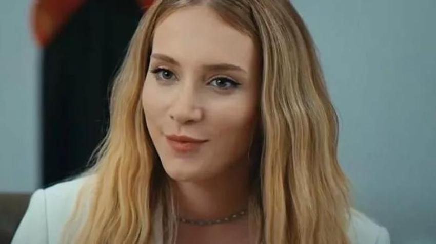 Mahkum'un Sasha'sı Hayal Köseoğlu dekoltesiyle adından söz ettirdi! 'Silikonun patlayacak!'