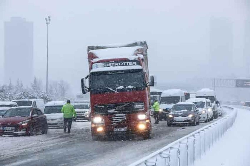 İstanbul’u kar yağışı vurdu! Arabalar yolda kaldı, otobüs seferleri durduruldu