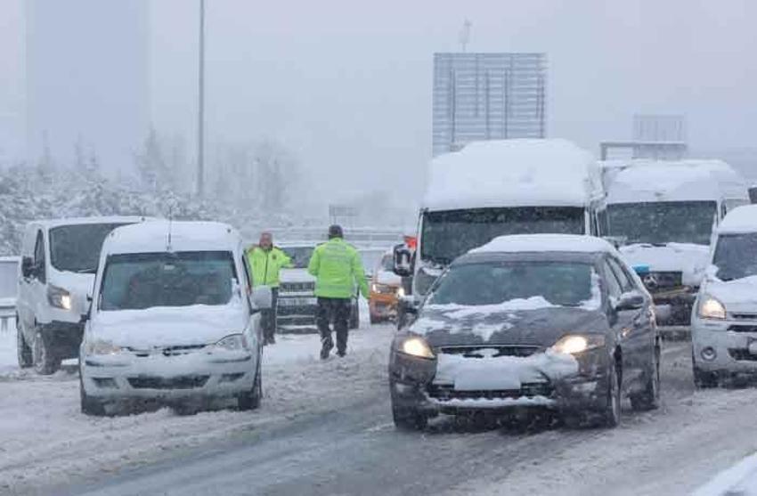 İstanbul’u kar yağışı vurdu! Arabalar yolda kaldı, otobüs seferleri durduruldu