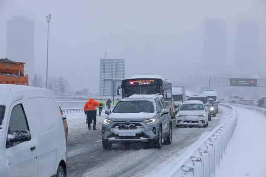 İstanbul’u kar yağışı vurdu! Arabalar yolda kaldı, otobüs seferleri durduruldu
