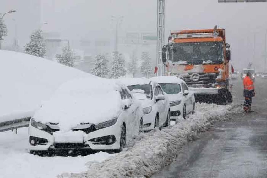 İstanbul’u kar yağışı vurdu! Arabalar yolda kaldı, otobüs seferleri durduruldu